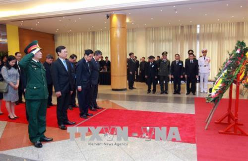 Các đồng chí lãnh đạo, nguyên lãnh đạo Đảng, Nhà nước và các đại biểu dự lễ viếng đồng chí Phan Văn Khải tại Trung tâm Hội nghị Quốc tế, Hà Nội. Ảnh: TTXVN Đoàn đại biểu Chính phủ do Phó Thủ tướng Vương Đình Huệ làm trưởng đoàn viếng đồng chí Phan Văn Khải tại Hà Nội. Ảnh: TTXVN Phó Thủ tướng Vương Đình Huệ,Trưởng ban Kinh tế Trung ương Nguyễn Văn Bình ghi sổ tang, viếng đồng chí Phan Văn Khải tại Trung tâm Hội nghị Quốc tế, Hà Nội. Ảnh: TTXVN Phó Chủ tịch Quốc hội Đỗ Bá Tỵ ghi sổ tang, viếng đồng chí Phan Văn Khải tại Trung tâm Hội nghị Quốc tế, Hà Nội. Ảnh: TTXVN Đoàn đại biểu Thông tấn xã Việt Nam do đồng chí Nguyễn Đức Lợi, Uỷ viên Trung ương Đảng, Bí thư Đảng uỷ, Tổng Giám đốc TTXVN làm trưởng đoàn viếng đồng chí Phan Văn Khải tại Hà Nội. Ảnh: TTXVN Đồng chí Nguyễn Đức Lợi (trái), Uỷ viên Trung ương Đảng, Bí thư Đảng uỷ, Tổng Giám đốc TTXVN và đồng chí Hồ Đức Phớc, Uỷ viên Trung ương Đảng, Tổng Kiểm toán Nhà nước ghi sổ tang, viếng đồng chí Phan Văn Khải tại Hà Nội. Ảnh: TTXVN Đoàn đại biểu lãnh đạo Đảng, Nhà nước, nguyên lãnh đạo Đảng, Nhà nước viếng đồng chí Phan Văn Khải tại Hà Nội. Ảnh: TTXVN Ban Tổ chức Trung ương Đảng viếng đồng chí Phan Văn Khải tại Hà Nội. Ảnh: TTXVN Ban Dân vận Trung ương viếng đồng chí Phan Văn Khải tại Hà Nội. Ảnh: TTXVN Đoàn đại biểu Bộ Tài chính viếng đồng chí Phan Văn Khải tại Hà Nội. Ảnh: TTXVN Đoàn đại biểu Ban Kinh tế Trung ương viếng đồng chí Phan Văn Khải tại Hà Nội. Ảnh: TTXVN Đoàn đại biểu Ban Nội chính Trung ương viếng đồng chí Phan Văn Khải tại Hà Nội. Ảnh: TTXVN Đoàn đại biểu Bộ Tổng tham mưu Quân đội nhân dân Việt Nam đến viếng đồng chí Phan Văn Khải tại Hà Nội. Ảnh: TTXVN Đoàn đại biểu Đảng ủy Công an Trung ương và Bộ Công an viếng đồng chí Phan Văn Khải tại Hà Nội. Ảnh: TTXVN Đoàn đại biểu Ban Chấp hành Tổng Liên đoàn Lao động Việt Nam viếng đồng chí Phan Văn Khải tại Hà Nội. Ảnh: TTXVN Đoàn đại biểu Tổng cục Chính trị Quân đội nhân dân Việt Nam viếng đồng chí Phan Văn Khải tại Hà Nội. Ảnh: TTXVN Đoàn đại biểu Văn phòng Trung ương Đảng viếng đồng chí Phan Văn Khải tại Hà Nội. Ảnh: An Đăng – TTXVN Đoàn đại biểu Văn phòng Chủ tịch nước viếng đồng chí Phan Văn Khải tại Hà Nội. Ảnh: An Đăng – TTXVN Đoàn đại biểu Ủy ban dân tộc viếng đồng chí Phan Văn Khải tại Hà Nội. Ảnh: TTXVN Đoàn đại biểu Đại sứ quán Nga tại Việt Nam viếng đồng chí Phan Văn Khải tại Hà Nội. Ảnh: An Đăng – TTXVN Đại sứ Đặc mệnh toàn quyền Venezuela tại Việt Nam Jorge Rondon Uzcategui viếng đồng chí Phan Văn Khải tại Hà Nội. Ảnh: An Đăng - TTXVN Các đại biểu quốc tế ghi sổ tang, viếng đồng chí Phan Văn Khải. Ảnh: An Đăng - TTXVN Các đồng chí lãnh đạo, nguyên lãnh đạo Đảng, Nhà nước và các đại biểu dự lễ viếng đồng chí Phan Văn Khải tại Trung tâm Hội nghị Quốc tế, Hà Nội. Ảnh: TTXVN Đoàn đại biểu Chính phủ do Phó Thủ tướng Vương Đình Huệ làm trưởng đoàn viếng đồng chí Phan Văn Khải tại Hà Nội. Ảnh: TTXVN Phó Thủ tướng Vương Đình Huệ,Trưởng ban Kinh tế Trung ương Nguyễn Văn Bình ghi sổ tang, viếng đồng chí Phan Văn Khải tại Trung tâm Hội nghị Quốc tế, Hà Nội. Ảnh: TTXVN Phó Chủ tịch Quốc hội Đỗ Bá Tỵ ghi sổ tang, viếng đồng chí Phan Văn Khải tại Trung tâm Hội nghị Quốc tế, Hà Nội. Ảnh: TTXVN Đoàn đại biểu Thông tấn xã Việt Nam do đồng chí Nguyễn Đức Lợi, Uỷ viên Trung ương Đảng, Bí thư Đảng uỷ, Tổng Giám đốc TTXVN làm trưởng đoàn viếng đồng chí Phan Văn Khải tại Hà Nội. Ảnh: TTXVN Đồng chí Nguyễn Đức Lợi (trái), Uỷ viên Trung ương Đảng, Bí thư Đảng uỷ, Tổng Giám đốc TTXVN và đồng chí Hồ Đức Phớc, Uỷ viên Trung ương Đảng, Tổng Kiểm toán Nhà nước ghi sổ tang, viếng đồng chí Phan Văn Khải tại Hà Nội. Ảnh: TTXVN Đoàn đại biểu lãnh đạo Đảng, Nhà nước, nguyên lãnh đạo Đảng, Nhà nước viếng đồng chí Phan Văn Khải tại Hà Nội. Ảnh: TTXVN Ban Tổ chức Trung ương Đảng viếng đồng chí Phan Văn Khải tại Hà Nội. Ảnh: TTXVN Ban Dân vận Trung ương viếng đồng chí Phan Văn Khải tại Hà Nội. Ảnh: TTXVN Đoàn đại biểu Bộ Tài chính viếng đồng chí Phan Văn Khải tại Hà Nội. Ảnh: TTXVN Đoàn đại biểu Ban Kinh tế Trung ương viếng đồng chí Phan Văn Khải tại Hà Nội. Ảnh: TTXVN Đoàn đại biểu Ban Nội chính Trung ương viếng đồng chí Phan Văn Khải tại Hà Nội. Ảnh: TTXVN Đoàn đại biểu Bộ Tổng tham mưu Quân đội nhân dân Việt Nam đến viếng đồng chí Phan Văn Khải tại Hà Nội. Ảnh: TTXVN Đoàn đại biểu Đảng ủy Công an Trung ương và Bộ Công an viếng đồng chí Phan Văn Khải tại Hà Nội. Ảnh: TTXVN Đoàn đại biểu Ban Chấp hành Tổng Liên đoàn Lao động Việt Nam viếng đồng chí Phan Văn Khải tại Hà Nội. Ảnh: TTXVN Đoàn đại biểu Tổng cục Chính trị Quân đội nhân dân Việt Nam viếng đồng chí Phan Văn Khải tại Hà Nội. Ảnh: TTXVN Đoàn đại biểu Văn phòng Trung ương Đảng viếng đồng chí Phan Văn Khải tại Hà Nội. Ảnh: An Đăng – TTXVN Đoàn đại biểu Văn phòng Chủ tịch nước viếng đồng chí Phan Văn Khải tại Hà Nội. Ảnh: An Đăng – TTXVN Đoàn đại biểu Ủy ban dân tộc viếng đồng chí Phan Văn Khải tại Hà Nội. Ảnh: TTXVN Đoàn đại biểu Đại sứ quán Nga tại Việt Nam viếng đồng chí Phan Văn Khải tại Hà Nội. Ảnh: An Đăng – TTXVN Đại sứ Đặc mệnh toàn quyền Venezuela tại Việt Nam Jorge Rondon Uzcategui viếng đồng chí Phan Văn Khải tại Hà Nội. Ảnh: An Đăng - TTXVN Các đại biểu quốc tế ghi sổ tang, viếng đồng chí Phan Văn Khải. Ảnh: An Đăng - TTXVN