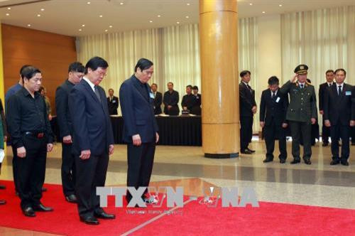 Các đồng chí lãnh đạo, nguyên lãnh đạo Đảng, Nhà nước và các đại biểu dự lễ viếng đồng chí Phan Văn Khải tại Trung tâm Hội nghị Quốc tế, Hà Nội. Ảnh: TTXVN Đoàn đại biểu Chính phủ do Phó Thủ tướng Vương Đình Huệ làm trưởng đoàn viếng đồng chí Phan Văn Khải tại Hà Nội. Ảnh: TTXVN Phó Thủ tướng Vương Đình Huệ,Trưởng ban Kinh tế Trung ương Nguyễn Văn Bình ghi sổ tang, viếng đồng chí Phan Văn Khải tại Trung tâm Hội nghị Quốc tế, Hà Nội. Ảnh: TTXVN Phó Chủ tịch Quốc hội Đỗ Bá Tỵ ghi sổ tang, viếng đồng chí Phan Văn Khải tại Trung tâm Hội nghị Quốc tế, Hà Nội. Ảnh: TTXVN Đoàn đại biểu Thông tấn xã Việt Nam do đồng chí Nguyễn Đức Lợi, Uỷ viên Trung ương Đảng, Bí thư Đảng uỷ, Tổng Giám đốc TTXVN làm trưởng đoàn viếng đồng chí Phan Văn Khải tại Hà Nội. Ảnh: TTXVN Đồng chí Nguyễn Đức Lợi (trái), Uỷ viên Trung ương Đảng, Bí thư Đảng uỷ, Tổng Giám đốc TTXVN và đồng chí Hồ Đức Phớc, Uỷ viên Trung ương Đảng, Tổng Kiểm toán Nhà nước ghi sổ tang, viếng đồng chí Phan Văn Khải tại Hà Nội. Ảnh: TTXVN Đoàn đại biểu lãnh đạo Đảng, Nhà nước, nguyên lãnh đạo Đảng, Nhà nước viếng đồng chí Phan Văn Khải tại Hà Nội. Ảnh: TTXVN Ban Tổ chức Trung ương Đảng viếng đồng chí Phan Văn Khải tại Hà Nội. Ảnh: TTXVN Ban Dân vận Trung ương viếng đồng chí Phan Văn Khải tại Hà Nội. Ảnh: TTXVN Đoàn đại biểu Bộ Tài chính viếng đồng chí Phan Văn Khải tại Hà Nội. Ảnh: TTXVN Đoàn đại biểu Ban Kinh tế Trung ương viếng đồng chí Phan Văn Khải tại Hà Nội. Ảnh: TTXVN Đoàn đại biểu Ban Nội chính Trung ương viếng đồng chí Phan Văn Khải tại Hà Nội. Ảnh: TTXVN Đoàn đại biểu Bộ Tổng tham mưu Quân đội nhân dân Việt Nam đến viếng đồng chí Phan Văn Khải tại Hà Nội. Ảnh: TTXVN Đoàn đại biểu Đảng ủy Công an Trung ương và Bộ Công an viếng đồng chí Phan Văn Khải tại Hà Nội. Ảnh: TTXVN Đoàn đại biểu Ban Chấp hành Tổng Liên đoàn Lao động Việt Nam viếng đồng chí Phan Văn Khải tại Hà Nội. Ảnh: TTXVN Đoàn đại biểu Tổng cục Chính trị Quân đội nhân dân Việt Nam viếng đồng chí Phan Văn Khải tại Hà Nội. Ảnh: TTXVN Đoàn đại biểu Văn phòng Trung ương Đảng viếng đồng chí Phan Văn Khải tại Hà Nội. Ảnh: An Đăng – TTXVN Đoàn đại biểu Văn phòng Chủ tịch nước viếng đồng chí Phan Văn Khải tại Hà Nội. Ảnh: An Đăng – TTXVN Đoàn đại biểu Ủy ban dân tộc viếng đồng chí Phan Văn Khải tại Hà Nội. Ảnh: TTXVN Đoàn đại biểu Đại sứ quán Nga tại Việt Nam viếng đồng chí Phan Văn Khải tại Hà Nội. Ảnh: An Đăng – TTXVN Đại sứ Đặc mệnh toàn quyền Venezuela tại Việt Nam Jorge Rondon Uzcategui viếng đồng chí Phan Văn Khải tại Hà Nội. Ảnh: An Đăng - TTXVN Các đại biểu quốc tế ghi sổ tang, viếng đồng chí Phan Văn Khải. Ảnh: An Đăng - TTXVN Các đồng chí lãnh đạo, nguyên lãnh đạo Đảng, Nhà nước và các đại biểu dự lễ viếng đồng chí Phan Văn Khải tại Trung tâm Hội nghị Quốc tế, Hà Nội. Ảnh: TTXVN Đoàn đại biểu Chính phủ do Phó Thủ tướng Vương Đình Huệ làm trưởng đoàn viếng đồng chí Phan Văn Khải tại Hà Nội. Ảnh: TTXVN Phó Thủ tướng Vương Đình Huệ,Trưởng ban Kinh tế Trung ương Nguyễn Văn Bình ghi sổ tang, viếng đồng chí Phan Văn Khải tại Trung tâm Hội nghị Quốc tế, Hà Nội. Ảnh: TTXVN Phó Chủ tịch Quốc hội Đỗ Bá Tỵ ghi sổ tang, viếng đồng chí Phan Văn Khải tại Trung tâm Hội nghị Quốc tế, Hà Nội. Ảnh: TTXVN Đoàn đại biểu Thông tấn xã Việt Nam do đồng chí Nguyễn Đức Lợi, Uỷ viên Trung ương Đảng, Bí thư Đảng uỷ, Tổng Giám đốc TTXVN làm trưởng đoàn viếng đồng chí Phan Văn Khải tại Hà Nội. Ảnh: TTXVN Đồng chí Nguyễn Đức Lợi (trái), Uỷ viên Trung ương Đảng, Bí thư Đảng uỷ, Tổng Giám đốc TTXVN và đồng chí Hồ Đức Phớc, Uỷ viên Trung ương Đảng, Tổng Kiểm toán Nhà nước ghi sổ tang, viếng đồng chí Phan Văn Khải tại Hà Nội. Ảnh: TTXVN Đoàn đại biểu lãnh đạo Đảng, Nhà nước, nguyên lãnh đạo Đảng, Nhà nước viếng đồng chí Phan Văn Khải tại Hà Nội. Ảnh: TTXVN Ban Tổ chức Trung ương Đảng viếng đồng chí Phan Văn Khải tại Hà Nội. Ảnh: TTXVN Ban Dân vận Trung ương viếng đồng chí Phan Văn Khải tại Hà Nội. Ảnh: TTXVN Đoàn đại biểu Bộ Tài chính viếng đồng chí Phan Văn Khải tại Hà Nội. Ảnh: TTXVN Đoàn đại biểu Ban Kinh tế Trung ương viếng đồng chí Phan Văn Khải tại Hà Nội. Ảnh: TTXVN Đoàn đại biểu Ban Nội chính Trung ương viếng đồng chí Phan Văn Khải tại Hà Nội. Ảnh: TTXVN Đoàn đại biểu Bộ Tổng tham mưu Quân đội nhân dân Việt Nam đến viếng đồng chí Phan Văn Khải tại Hà Nội. Ảnh: TTXVN Đoàn đại biểu Đảng ủy Công an Trung ương và Bộ Công an viếng đồng chí Phan Văn Khải tại Hà Nội. Ảnh: TTXVN Đoàn đại biểu Ban Chấp hành Tổng Liên đoàn Lao động Việt Nam viếng đồng chí Phan Văn Khải tại Hà Nội. Ảnh: TTXVN Đoàn đại biểu Tổng cục Chính trị Quân đội nhân dân Việt Nam viếng đồng chí Phan Văn Khải tại Hà Nội. Ảnh: TTXVN Đoàn đại biểu Văn phòng Trung ương Đảng viếng đồng chí Phan Văn Khải tại Hà Nội. Ảnh: An Đăng – TTXVN Đoàn đại biểu Văn phòng Chủ tịch nước viếng đồng chí Phan Văn Khải tại Hà Nội. Ảnh: An Đăng – TTXVN Đoàn đại biểu Ủy ban dân tộc viếng đồng chí Phan Văn Khải tại Hà Nội. Ảnh: TTXVN Đoàn đại biểu Đại sứ quán Nga tại Việt Nam viếng đồng chí Phan Văn Khải tại Hà Nội. Ảnh: An Đăng – TTXVN Đại sứ Đặc mệnh toàn quyền Venezuela tại Việt Nam Jorge Rondon Uzcategui viếng đồng chí Phan Văn Khải tại Hà Nội. Ảnh: An Đăng - TTXVN Các đại biểu quốc tế ghi sổ tang, viếng đồng chí Phan Văn Khải. Ảnh: An Đăng - TTXVN