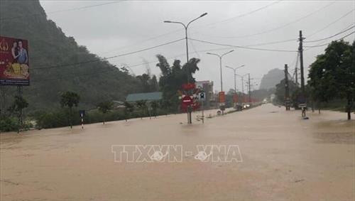 Đường phố Thị trấn Trùng Khánh ngập sâu trong nước. Ảnh: TTXVN phát Đường phố Thị trấn Trùng Khánh ngập sâu trong nước. Ảnh: TTXVN phát