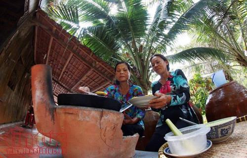 Từ năm 2016, bà Bảy Muôn cùng 17 hộ dân ở Cồn Sơn kết hợp với nhau làm du lịch cộng đồng. Ảnh: Thanh Liêm/TTXVN