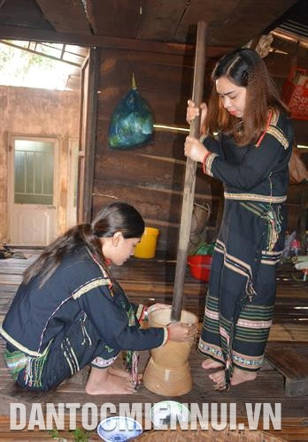 Giã hỗn hợp lá yao và bột gạo, hai nguyên liệu quan trọng, không thể thay thế của món canh bột lá yao. Ảnh: Hoài Thu