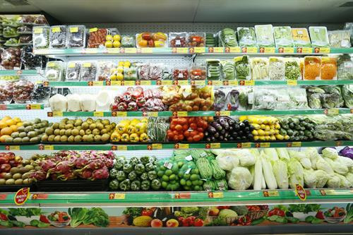 Hàng tháng, lượng trái cây mà Hà Nội phải nhập khẩu từ nước ngoài khoảng 7.800 tấn... ...phải nhập từ các tỉnh, thành trên cả nước khoảng 34.000 tấn.