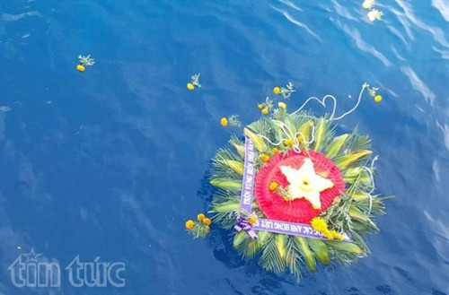 Xúc động lễ tưởng niệm các liệt sỹ trên biển ảnh 6