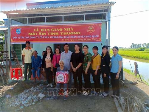 Bí thư Chi bộ, Trưởng ấp Trung Xinh Lê Thị Hoa (phải) cùng nhà tài trợ trao nhà mái ấm tình thương cho hộ nghèo trong ấp. Ảnh: Lê Sen – TTXVN Bí thư Chi bộ, Trưởng ấp Trung Xinh Lê Thị Hoa (phải) cùng nhà tài trợ trao nhà mái ấm tình thương cho hộ nghèo trong ấp. Ảnh: Lê Sen – TTXVN