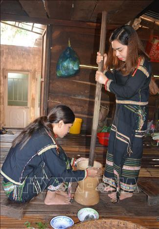 Hai cô gái Ê-đê giã hỗn hợp lá yao và bột gạo, hai nguyên liệu quan trọng nhất, không thể thay thế của món canh bột lá yao. Ảnh: Hoài Thu – TTXVN Hai cô gái Ê-đê giã hỗn hợp lá yao và bột gạo, hai nguyên liệu quan trọng nhất, không thể thay thế của món canh bột lá yao. Ảnh: Hoài Thu – TTXVN