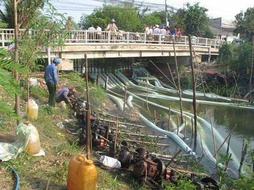 Ngành nông nghiệp huy động 21 máy bơm liên tục bơm nước chống hạn tại điểm cầu Hộ trên kệnh Champeaux, xã Tân Thành, Gò Công Đông . Ngành nông nghiệp huy động 21 máy bơm liên tục bơm nước chống hạn tại điểm cầu Hộ trên kệnh Champeaux, xã Tân Thành, Gò Công Đông .