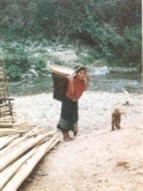 Gùi có dây đeo trán là phương tiện vận chuyển đặc dụng nhất của người Ơ Ðu. Gùi có dây đeo trán là phương tiện vận chuyển đặc dụng nhất của người Ơ Ðu.