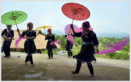 Các cô gái Mông với điệu múa ô uyển chuyển