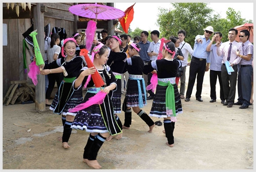 Khách du lịch trầm trồ trước các điệu dân vũ của đồng bào vùng cao