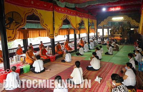 Đồng bào Khmer đến chùa Cái Giá Chót (xã Hưng Hội, huyện Vĩnh Lợi, tỉnh Bạc Liêu) cúng dường chư tăng trong ngày cuối của Tết Vào năm mới, 16/4/2020. Khi đến chùa thực hiện nghi thức cúng dường, bà con phật tử Khmer đều đeo khẩu trang, giữ khoảng cách nhất định, đảm bảo khoảng cách an toàn trong giãn cách xã hội.