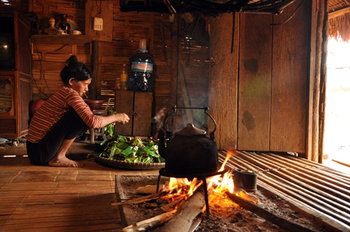: Sinh hoạt hàng ngày của gia đình người dân tộc sinh sống trong nhà dài tại huyện Bảo Lâm, tỉnh Lâm Đồng.
