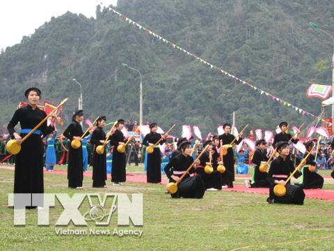 Màn hát Then đặc trưng của dân tộc Tày tỉnh Tuyên Quang ngày 21/2/2013 trong Lễ hội Lồng Tồng. Ảnh: Cường Hằng - TTXVN Màn hát Then đặc trưng của dân tộc Tày tỉnh Tuyên Quang ngày 21/2/2013 trong Lễ hội Lồng Tồng. Ảnh: Cường Hằng - TTXVN