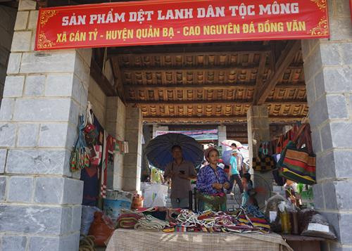 Nhiều sản vật của đồng bào Mông ở cao nguyên đá Đồng Văn được giới thiệu tại "Phiên chợ vùng cao". Ảnh: Hoàng Tâm