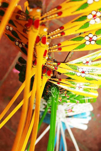 Những con chuồn chuồn tre đầy màu sắc với các nét vẽ độc đáo.