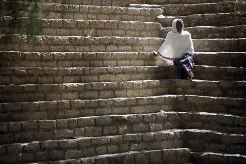 Với hơn 100 triệu dân, Ethiopia là quốc gia đông dân thứ hai ở Châu Phi. Đất nước Ethiopia sở hữu nhiều phong cảnh thiên nhiên đẹp và sự đa dạng về tôn giáo...Ảnh: The Atlantic. Một người đàn ông thuộc bộ lạc Afar với kiểu tóc truyền thống ở Assayta, Ethiopia, ngày 1/3/2016. Ảnh: The Atlantic. Các tín đồ ngồi bên ngoài một nhà thờ đá nổi tiếng ở Lalibela, vùng Amhara, ngày 3/5/2013. Ảnh: The Atlantic Ngôi làng nằm dưới chân đồi trong dãy núi Simien gần Gondar ngày 20/1/2017. Ảnh: The Atlantic. Một người phụ nữ bộ lạc Afar ở Chifra trong bức ảnh chụp ngày 21/1/2017. Ảnh: The Atlantic Dòng sông Omo chảy qua những quả đồi gần cầu Bele ở Ethiopia ngày 18/5/2010. Ảnh: The Atlantic. Những chú lạc đạc chở muối đi qua khu vực lòng chảo Danakil Depression, một trong những địa điểm nóng nhất thế giới, ngày 22/1/2017. Ảnh: The Atlantic. Một thợ mỏ muối làm việc ở lòng chảo Danakil Depression ngày 22/1/2017. Người dân Ethiopia vẫn khai thác muối bằng tay tại khu vực này suốt hàng trăm năm qua. Ảnh: The Atlantic Abushe mỉm cười trước ống kính ở Jinka, Ethiopia, ngày 18/3/2016. Đôi mắt của cậu bé màu xanh do mắc phải hội chứng Waardenburg. Ảnh: The Atlantic. Một du khách đứng trước hồ dung nham tại miệng núi lửa Erta Ale, vùng Afar ngày 27/2/2016. Ảnh: The Atlantic. Quang cảnh tại một thung lũng ở vùng Amhara ngày 22/2/2016. Ảnh: The Atlantic. Một bé gái đến từ bộ lạc Suri ở khu vực thung lũng Omo gần Kibbish ngày 25/9/2016. Ảnh: The Atlantic Các nữ nhân viên đứng thành hàng trong lễ khánh thành một tuyến đường sắt mới nối Addis Ababa với bang Djibouti ngày 5/10/2016. Ảnh: The Atlantic. Miệng núi lửa El Sod ở vùng Oromia nhìn từ trên cao ngày 4/3/2017. Ảnh: The Atlantic Cô gái bộ lạc Borana mỉm cười trước ống kính hôm 6/3/2017. Ảnh: The Atlantic. Một nhà thờ Hồi giáo đầy màu sắc tại khu Jugol, Harar, ngày 13/1/2017. Ảnh: The Atlantic. Người đàn ông của bộ lạc Afar lùa đàn gia súc trở về vào lúc mặt trời lặn gần Afambo ngày 1/3/2016. Ảnh: The Atlantic. Chiếc xe tải đi qua con đường uốn lượn ở thung lũng Omo ngày 10/3/2017. Ảnh: The Atlantic. Bé gái Ethiopia ngồi bên ngoài một nhà thờ ở Mekele ngày 8/3/2017. Ảnh: The Atlantic. Những người hành hương nhảy xuống bể tắm trong lễ hội Timkat ở Gondar ngày 19/1/2014. Ảnh: The Atlantic.