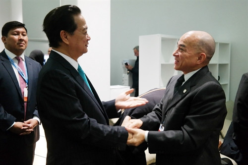 Bên lề Hội nghị lần thứ 21 Công ước khung của Liên hợp quốc về Biến đổi khí hậu (COP21), ngày 1/12/2015 (theo giờ Việt Nam), tại Thủ đô Paris, Cộng hòa Pháp, Thủ tướng Chính phủ Nguyễn Tấn Dũng gặp Quốc vương Campuchia Norodom Sihamoni. Ảnh: TTXVN phát