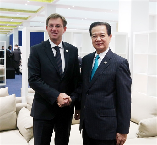 Bên lề Hội nghị lần thứ 21 Công ước khung của Liên hợp quốc về Biến đổi khí hậu (COP21), ngày 1/12/2015 (theo giờ Việt Nam), tại Thủ đô Paris, Cộng hòa Pháp, Thủ tướng Chính phủ Nguyễn Tấn Dũng gặp Thủ tướng Slovenia Janez Janša. Ảnh: TTXVN phát