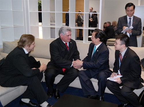 Bên lề Hội nghị lần thứ 21 Công ước khung của Liên hợp quốc về Biến đổi khí hậu (COP21), ngày 1/12/2015 (theo giờ Việt Nam), tại Thủ đô Paris, Cộng hòa Pháp, Thủ tướng Chính phủ Nguyễn Tấn Dũng gặp Phó Chủ tịch Hội đồng Nhà nước, Phó Thủ tướng Cuba Miguel Díaz-Canel. Ảnh: TTXVN phát