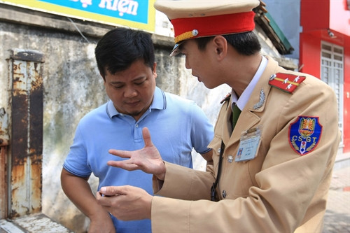 Cảnh sát giao thông phạt nguội lỗi vi phạm giao thông đối với chủ phương tiện vi phạm. Ảnh: Doãn Tần- TTXVN Cảnh sát giao thông phạt nguội lỗi vi phạm giao thông đối với chủ phương tiện vi phạm. Ảnh: Doãn Tần- TTXVN
