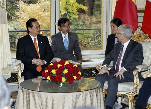 hân tham dự Hội nghị lần thứ 21 Công ước khung của Liên hợp quốc về Biến đổi khí hậu (COP21), ngày 1/12/2015, tại Trụ sở Hạ viện Pháp ở Thủ đô Paris, Cộng hòa Pháp, Thủ tướng Chính phủ Nguyễn Tấn Dũng hội kiến với ngài Claude Bartolone, Chủ tịch Hạ viện Pháp. Ảnh: Đức Tám – TTXVN