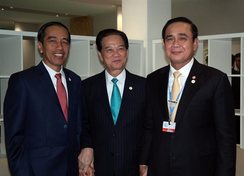 Bên lề Hội nghị lần thứ 21 Công ước khung của Liên hợp quốc về Biến đổi khí hậu (COP21), ngày 1/12/2015 (theo giờ Việt Nam), tại Thủ đô Paris, Cộng hòa Pháp, Thủ tướng Chính phủ Nguyễn Tấn Dũng gặp Tổng thống Indonesia Joko Widodo (bên trái) và Thủ tướng Thái Lan Prayuth Chan ocha (bên phải). Ảnh: TTXVN phát