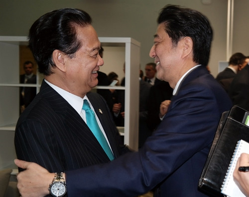 Bên lề Hội nghị lần thứ 21 Công ước khung của Liên hợp quốc về Biến đổi khí hậu (COP21), ngày 1/12/2015 (theo giờ Việt Nam), tại Thủ đô Paris, Cộng hòa Pháp, Thủ tướng Chính phủ Nguyễn Tấn Dũng gặp Thủ tướng Nhật Bản Shinzo Abe. Ảnh: TTXVN phát