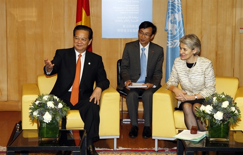 Nhân dịp tham dự Hội nghị lần thứ 21 Công ước khung của Liên hợp quốc về Biến đổi khí hậu (COP 21), chiều 1/12/2015 (theo giờ Việt Nam), tại Thủ đô Paris, Cộng hòa Pháp, Thủ tướng Chính phủ Nguyễn Tấn Dũng đã tới thăm trụ sở Tổ chức Giáo dục, Khoa học và Văn hóa của Liên hợp quốc (UNESCO) và tiếp bà Irina Bokova, Tổng Giám đốc UNESCO. Ảnh: Đức Tám – TTXVN