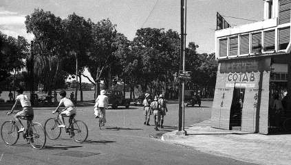 Hồ Hoàn Kiếm nhìn từ đầu phố Paul Bert.