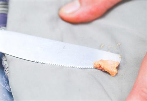 Mẹo gỡ kẹo cao su dính trên quần áo, giày dép cực nhanh bằng vài bước đơn giản ảnh 1 Mẹo gỡ kẹo cao su dính trên quần áo, giày dép cực nhanh bằng vài bước đơn giản ảnh 1