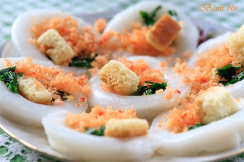 Bánh bèo gồm có ba phần chính là bánh làm từ bột gạo, nhân để rắc lên bánh làm bằng tôm xay nhuyễn và nước chấm. Ảnh: Internet