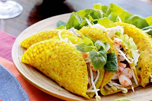 Bánh xèo cũng là một loại bánh đặc trưng của miền Trung, có bột bên ngoài, bên trong có nhân là tôm, thịt, giá đỗ, được rán màu vàng, đúc thành hình tròn hoặc gấp lại thành hình bán nguyệt. Ảnh: Internet