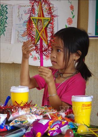 Các em học sinh tại điểm trưởng Tả Phìn rất vui khi được đón Tết trung thu sớm. Ảnh: Công Tuyên-TTXVN Các em học sinh tại điểm trưởng Tả Phìn rất vui khi được đón Tết trung thu sớm. Ảnh: Công Tuyên-TTXVN
