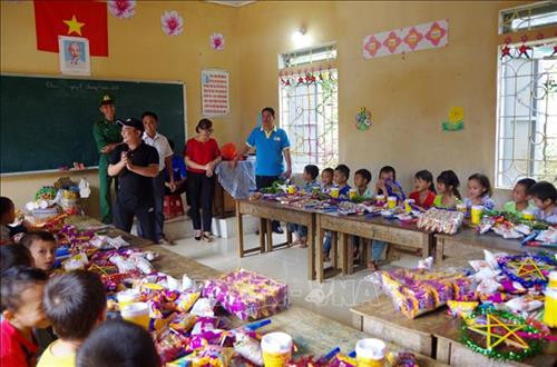 Câu lạc bộ thiện nguyện Lai Châu phối hợp với Đồn Biên phòng của khẩu Ma Lù Thàng, xã Ma Ly Pho, huyện Phong Thổ tổ chức Tết trung thu sớm cho các em học sinh ở điểm trường Tả Phìn (Trường Phổ thông Dân tộc bán trú Tiểu học Ma Ly Pho). Ảnh: Công Tuyên-TTXVN Câu lạc bộ thiện nguyện Lai Châu phối hợp với Đồn Biên phòng của khẩu Ma Lù Thàng, xã Ma Ly Pho, huyện Phong Thổ tổ chức Tết trung thu sớm cho các em học sinh ở điểm trường Tả Phìn (Trường Phổ thông Dân tộc bán trú Tiểu học Ma Ly Pho). Ảnh: Công Tuyên-TTXVN