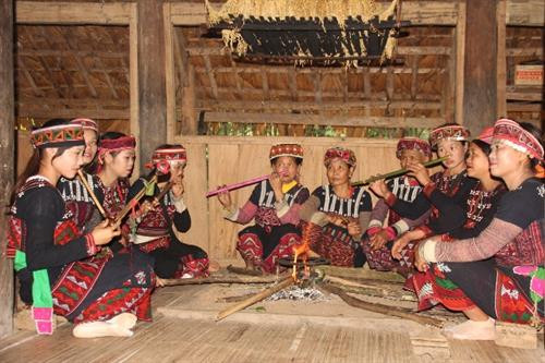 Biểu diễn nhạc cụ dân tộc Xá Phó trong lễ mừng cơm mới