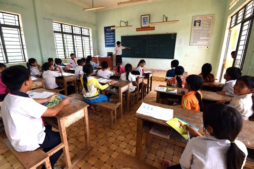 Học sinh lớp 7 học tại lớp.