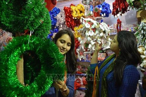 Trẻ em vui chơi mừng đón lễ Giáng sinh tại Singapore. Ảnh: THX/TTXVN Người dân tham gia cuộc thi chạy Ông già Noel tại Vilnius, Litsva. Ảnh: THX/TTXVN Hát mừng lễ Giáng Sinh tại Nhà thờ Frankfurt, Đức. Ảnh: THX/TTXVN Thợ lặn trong trang phục Ông già Noel chào đón du khách tới Công viên Thủy cung ở Manila, Philippines trong dịp lễ Giáng Sinh. Ảnh: THX/TTXVN Thắp sáng cây thông Noel tại Yangon, Myanmar. Ảnh: THX/TTXVN Thắp sáng cây thông Noel chào đón Giáng Sinh và Năm Mới tại quảng trường ở Yerevan, Armenia. Ảnh: THX/TTXVN Hàng trăm người trong trang phục ông già Noel tham gia lễ hội SantaCon chào đón Giáng Sinh ở New York, Mỹ. Ảnh: THX/TTXVN Một gia đình mua sắm chuẩn bị lễ Giáng Sinh tại Houston, Mỹ. Ảnh: THX/TTXVN Người dân Tây Ban Nha mừng đón Giáng Sinh tại quảng trường Landmark Puerta del Sol ở Madrid. Ảnh: THX/TTXVN Trẻ em vui chơi tại công viên tuyết nhân tạo trong dịp lễ Giáng Sinh ở tỉnh Banten, Indonesia. Ảnh: THX/TTXVN Trang trí chuẩn bị cho lễ Giáng Sinh tại thủ đô Baghdad, Iraq. Ảnh: THX/TTXVN Mua sắm chuẩn bị cho lễ Giáng Sinh tại thủ đô Baghdad, Iraq. Ảnh: THX/TTXVN Người dân Malaysia tham quan triển lãm "Disney- Giấc mơ Giáng sinh" tại thủ đô Kuala Lumpur. Ảnh: THX/TTXVN Người dân mua sắm chuẩn bị cho Lễ Giáng Sinh tại Bangalore, Ấn Độ. Ảnh: THX/TTXVN Thắp sáng cây thông Noel khổng lồ tại Quảng trường Azneft ở Baku, Azerbaijan. Ảnh: THX/TTXVN Trẻ em Hàn Quốc vui chơi mừng đón lễ Giáng Sinh tại làng Ông già Noel ở Gyeongsangbuk-do. Ảnh: THX/TTXVN Các loại bánh cho Lễ Giáng sinh được bày bán tại Làng Ông già Noel ở Gyeongsangbuk-do, Hàn Quốc. Ảnh: THX/TTXVN Người dân Hàn Quốc chào đón Giáng Sinh tại làng Ông già Noel ở Gyeongsangbuk-do. Ảnh: THX/TTXVN Người dân Syria mừng đón Giáng Sinh tại thủ đô Damascus. Ảnh: THX/TTXVN Trẻ em vui chơi mừng đón lễ Giáng sinh tại Singapore. Ảnh: THX/TTXVN Người dân tham gia cuộc thi chạy Ông già Noel tại Vilnius, Litsva. Ảnh: THX/TTXVN Hát mừng lễ Giáng Sinh tại Nhà thờ Frankfurt, Đức. Ảnh: THX/TTXVN Thợ lặn trong trang phục Ông già Noel chào đón du khách tới Công viên Thủy cung ở Manila, Philippines trong dịp lễ Giáng Sinh. Ảnh: THX/TTXVN Thắp sáng cây thông Noel tại Yangon, Myanmar. Ảnh: THX/TTXVN Thắp sáng cây thông Noel chào đón Giáng Sinh và Năm Mới tại quảng trường ở Yerevan, Armenia. Ảnh: THX/TTXVN Hàng trăm người trong trang phục ông già Noel tham gia lễ hội SantaCon chào đón Giáng Sinh ở New York, Mỹ. Ảnh: THX/TTXVN Một gia đình mua sắm chuẩn bị lễ Giáng Sinh tại Houston, Mỹ. Ảnh: THX/TTXVN Người dân Tây Ban Nha mừng đón Giáng Sinh tại quảng trường Landmark Puerta del Sol ở Madrid. Ảnh: THX/TTXVN Trẻ em vui chơi tại công viên tuyết nhân tạo trong dịp lễ Giáng Sinh ở tỉnh Banten, Indonesia. Ảnh: THX/TTXVN Trang trí chuẩn bị cho lễ Giáng Sinh tại thủ đô Baghdad, Iraq. Ảnh: THX/TTXVN Mua sắm chuẩn bị cho lễ Giáng Sinh tại thủ đô Baghdad, Iraq. Ảnh: THX/TTXVN Người dân Malaysia tham quan triển lãm "Disney- Giấc mơ Giáng sinh" tại thủ đô Kuala Lumpur. Ảnh: THX/TTXVN Người dân mua sắm chuẩn bị cho Lễ Giáng Sinh tại Bangalore, Ấn Độ. Ảnh: THX/TTXVN Thắp sáng cây thông Noel khổng lồ tại Quảng trường Azneft ở Baku, Azerbaijan. Ảnh: THX/TTXVN Trẻ em Hàn Quốc vui chơi mừng đón lễ Giáng Sinh tại làng Ông già Noel ở Gyeongsangbuk-do. Ảnh: THX/TTXVN Các loại bánh cho Lễ Giáng sinh được bày bán tại Làng Ông già Noel ở Gyeongsangbuk-do, Hàn Quốc. Ảnh: THX/TTXVN Người dân Hàn Quốc chào đón Giáng Sinh tại làng Ông già Noel ở Gyeongsangbuk-do. Ảnh: THX/TTXVN Người dân Syria mừng đón Giáng Sinh tại thủ đô Damascus. Ảnh: THX/TTXVN