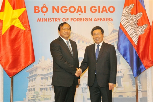 Phó Thủ tướng, Bộ trưởng Ngoại giao Phạm Bình Minh đói Bộ trưởng Ngoại giao và Hợp tác Vương quốc Campuchia Prak Sokhonn. Ảnh: Nguyễn Khang – TTXVN