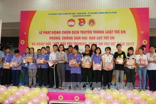 Ban tổ chức tặng qua cho các trẻ từ mái ấm, nhà mở. Ảnh: Phương Vy - TTXVN.