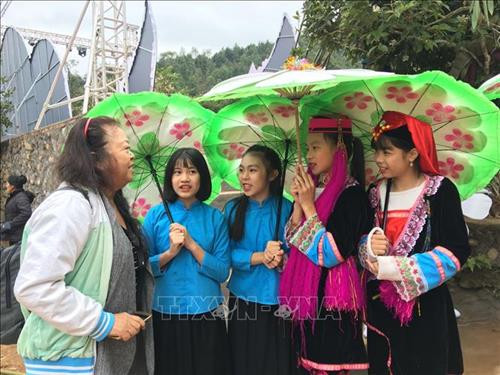 Thiếu nữ dân tộc tại Hội hoa Sở huyện Bình Liêu năm 2018. Ảnh: Trung Nguyên-TTXVN Thiếu nữ dân tộc tại Hội hoa Sở huyện Bình Liêu năm 2018. Ảnh: Trung Nguyên-TTXVN