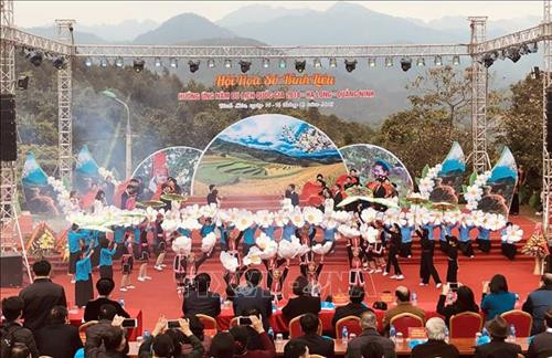 Chương trình nghệ thuật chào mừng Hội hoa Sở huyện Bình Liêu năm 2018. Ảnh: Trung Nguyên-TTXVN Chương trình nghệ thuật chào mừng Hội hoa Sở huyện Bình Liêu năm 2018. Ảnh: Trung Nguyên-TTXVN