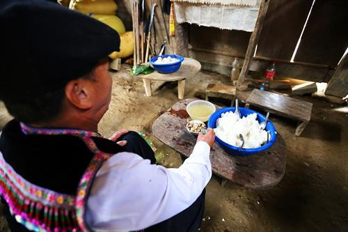 Nghi thức cúng rượu mời tổ tiên, ông bà của một trưởng họ trong bản. Ảnh: Phan Tuấn Anh- TTXVN Nghi thức cúng rượu mời tổ tiên, ông bà của một trưởng họ trong bản. Ảnh: Phan Tuấn Anh- TTXVN