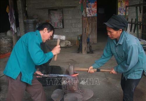Người dân ở xóm Phia Chang Dưới, xã Phúc Sen, huyện Quảng Uyên, tỉnh Cao Bằng đang làm nghề rèn. Ảnh: Chu Hiệu - TTXVN
