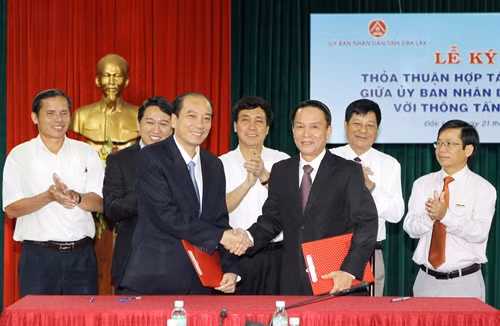 Tổng Giám đốc TTXVN Nguyễn Đức Lợi và Chủ tịch UBND tỉnh Đắk Lắk Phạm Ngọc Nghị tại lễ ký kết thỏa thuận hợp tác truyền thông giai đoạn 2016 – 2020. Ảnh: Dwowg Giang- TTXVN