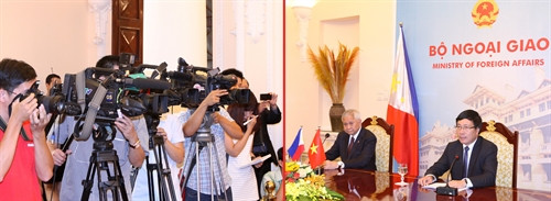 Phó Thủ tướng, Bộ trưởng Ngoại giao Phạm Bình Minh và Bộ trưởng Ngoại giao Philippines Albert Del F.Rosario gặp gỡ báo chí. Ảnh: Thống Nhất-TTXVN Phó Thủ tướng, Bộ trưởng Ngoại giao Phạm Bình Minh và Bộ trưởng Ngoại giao Philippines Albert Del F.Rosario gặp gỡ báo chí. Ảnh: Thống Nhất-TTXVN