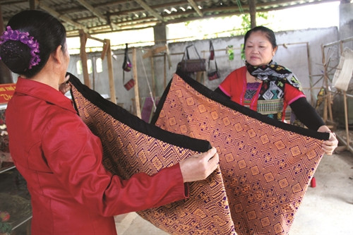 Bà Phương (bên phải) đang giới thiệu sản phẩm với du khách