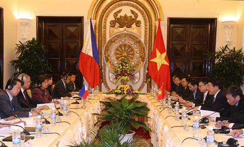 Phó Thủ tướng, Bộ trưởng Bộ Ngoại giao Phạm Bình Minh và Bộ trưởng Ngoại giao Philippines Albert Del F.Rosario đồng chủ trì Kỳ họp lần thứ tám Ủy ban hợp tác song phương Việt Nam - Philippines cấp Bộ trưởng Ngoại giao. Ảnh: Thống Nhất-TTXVN Phó Thủ tướng, Bộ trưởng Bộ Ngoại giao Phạm Bình Minh và Bộ trưởng Ngoại giao Philippines Albert Del F.Rosario đồng chủ trì Kỳ họp lần thứ tám Ủy ban hợp tác song phương Việt Nam - Philippines cấp Bộ trưởng Ngoại giao. Ảnh: Thống Nhất-TTXVN