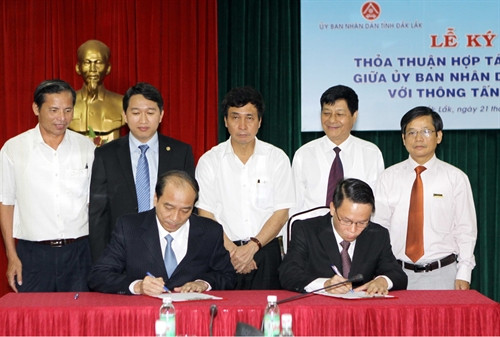 Tổng Giám đốc TTXVN Nguyễn Đức Lợi và Chủ tịch UBND tỉnh Đắk Lắk Phạm Ngọc Nghị ký kết thỏa thuận hợp tác truyền thông giai đoạn 2016 – 2020. Ảnh: Dwowg Giang- TTXVN