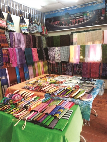 Một gian hàng trưng bày sản phẩm dệt thổ cẩm dân tộc Mường