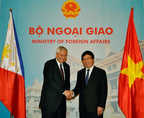 Phó Thủ tướng, Bộ trưởng Ngoại giao Phạm Bình Minh và Bộ trưởng Ngoại giao Philippines Albert Del F.Rosario. Ảnh: Thống Nhất-TTXVN Phó Thủ tướng, Bộ trưởng Ngoại giao Phạm Bình Minh và Bộ trưởng Ngoại giao Philippines Albert Del F.Rosario. Ảnh: Thống Nhất-TTXVN