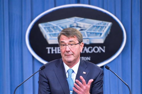 Trong ảnh (tư liệu): Bộ trưởng Quốc phòng Mỹ Ash Carter trong cuộc họp báo tại Washington D.C., ngày 15/10. THX/ TTXVN